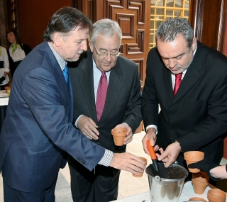 20081113001856-marcelino-maceta.jpg